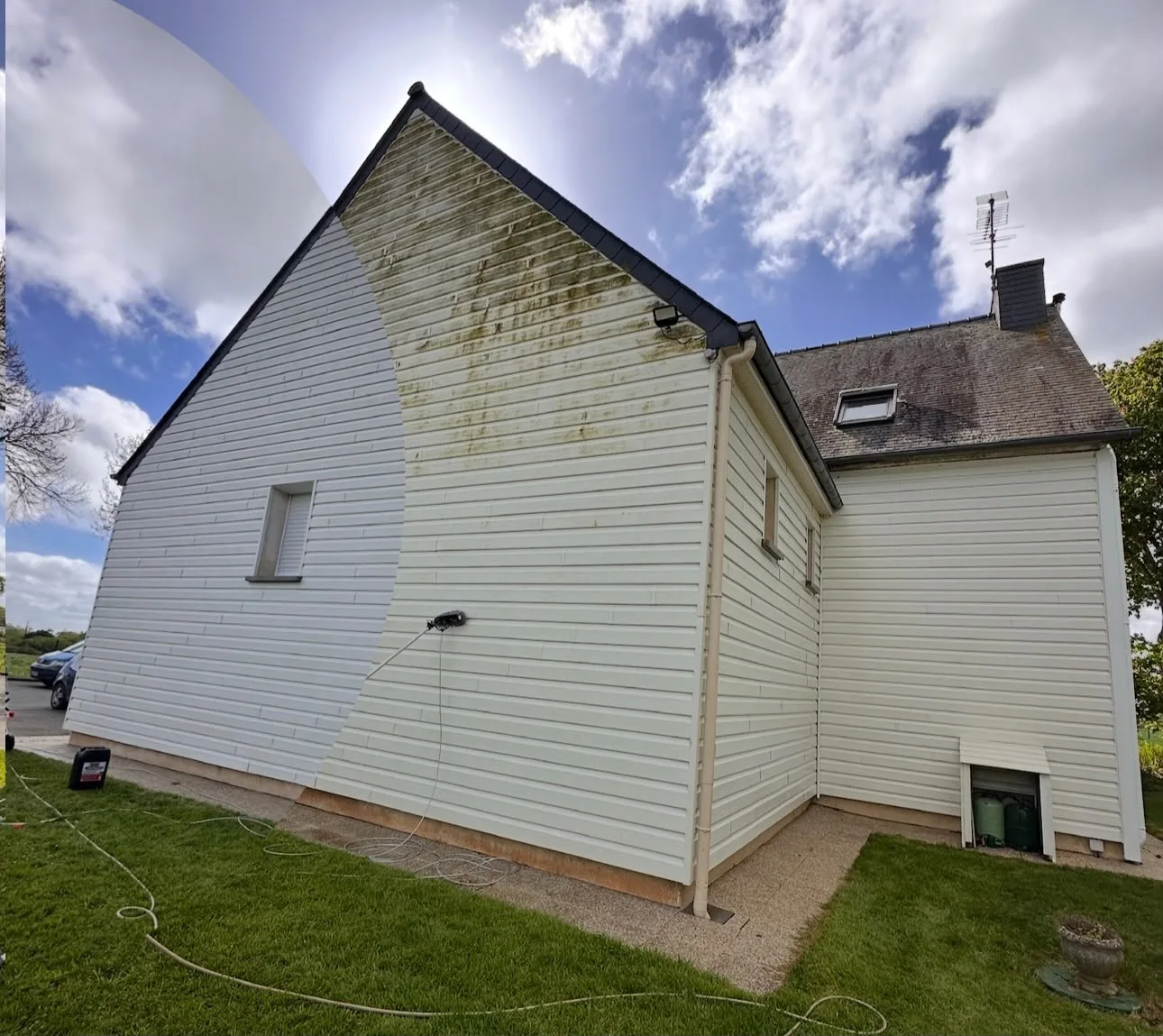 Bardage bois d'une maison bretonne en cours de nettoyage, moitié gauche déjà traitée par Tom Vitres