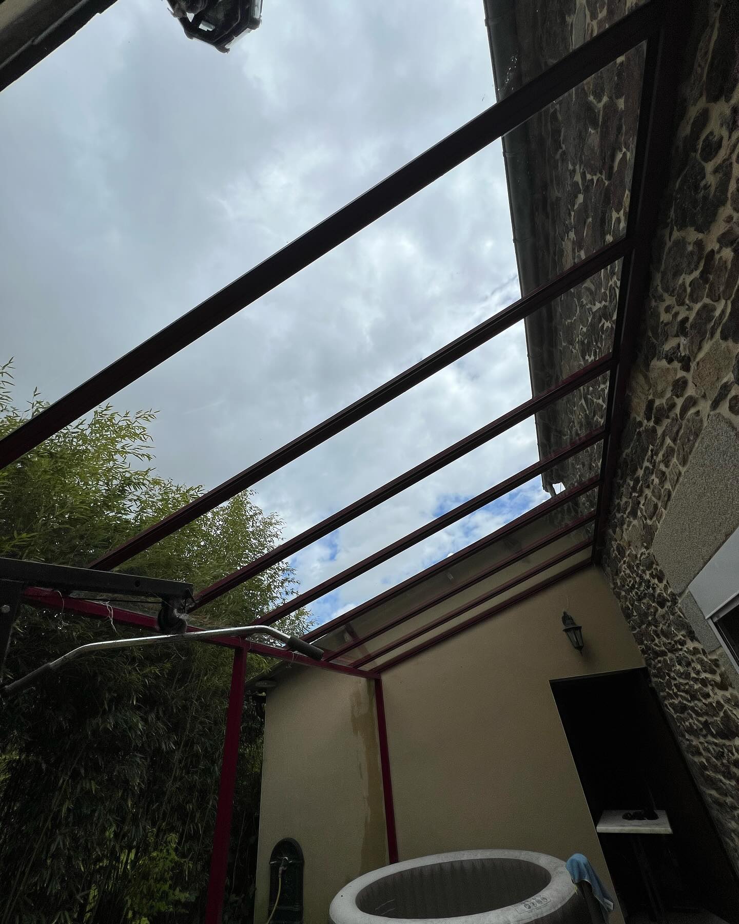 Nettoyage véranda en cours avec perche télescopique
