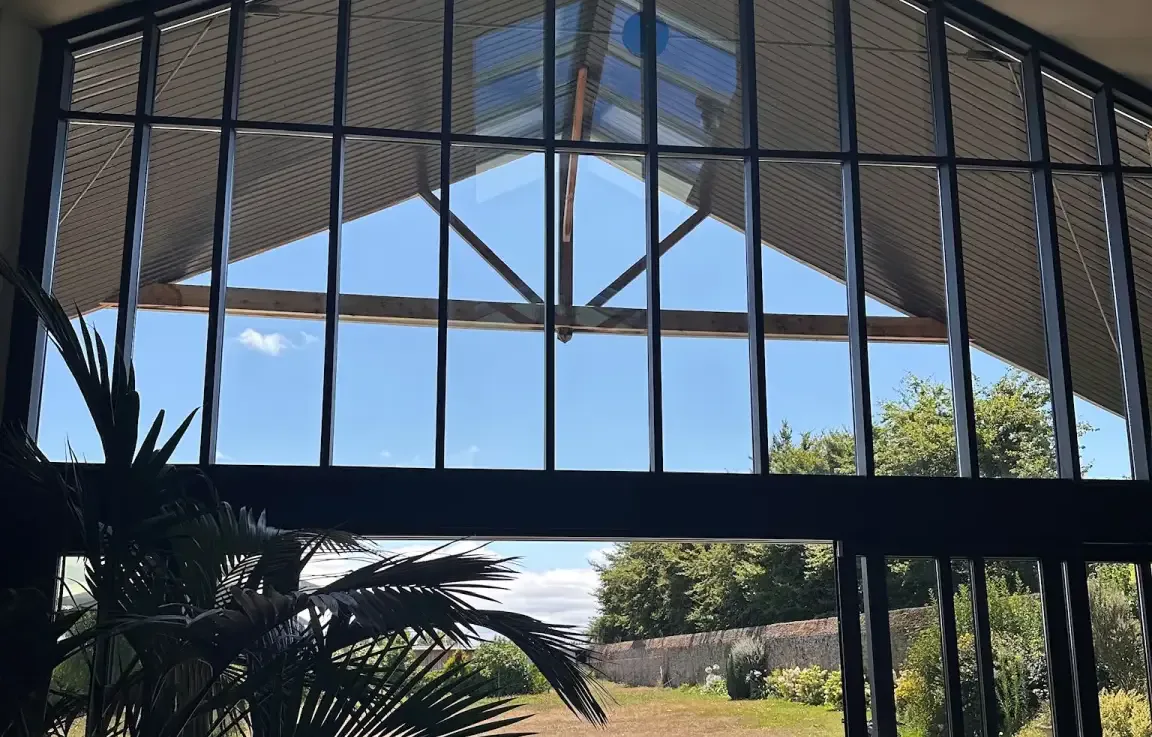Grande verrière vue de l'intérieur après nettoyage des vitres